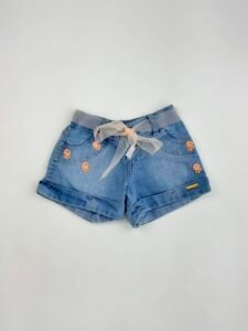 SHORT RAY COM FLOR DE APLIQUE BOLSO